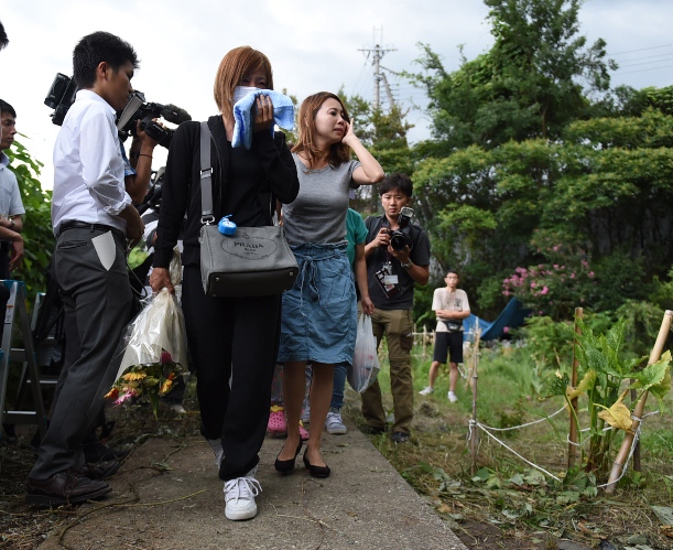 星野凌斗さんの遺体が発見された現場を泣きながら訪れた女性＝2015年8月22日、大阪府柏原市