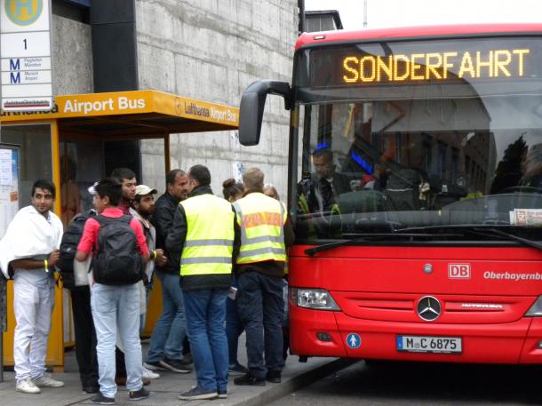 ミュンヘン駅の受付センターで登録を済ませた難民たちは、政府が用意したバスで宿泊施設へ向かう（筆者撮影）