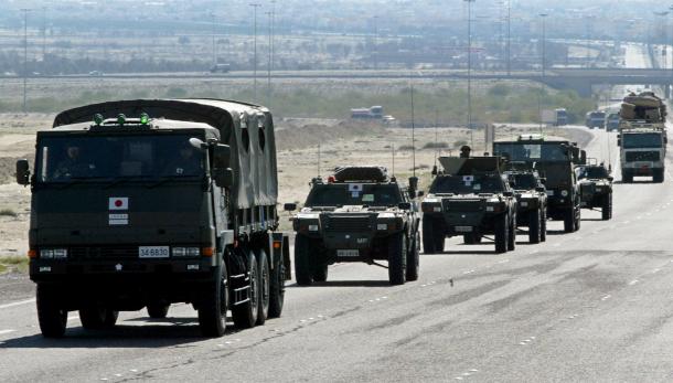 写真・図版 : イラクへ続くクウェートの幹線道路で走行訓練する陸上自衛隊の車列＝2004年２月