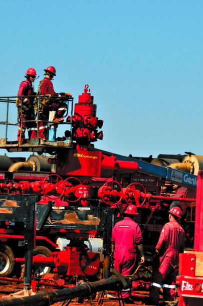 写真・図版 : 米オクラホマ州でガス採掘の井戸を掘る作業員たち＝2012年10月