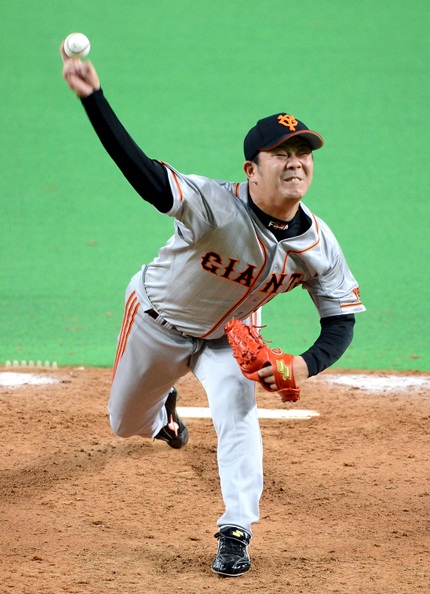 日本ハムとの日本シリーズ第4戦でリリーフとして登板した巨人・福田投手＝2012年10月31日