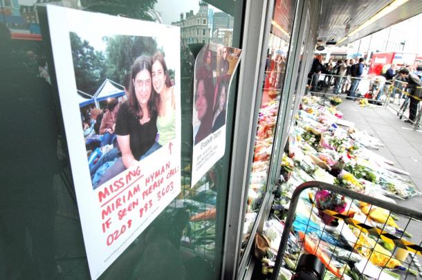英ロンドン同時爆破テロ／９日、ロンドンのキングズクロス駅には、行方不明者を捜すためのポスターが張られ、多くの花束が置かれていた