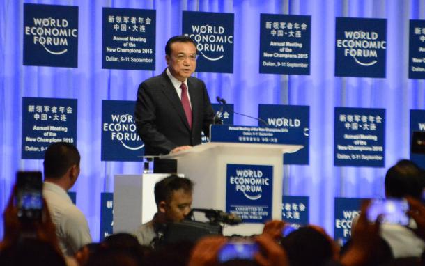 大連で9月10日開かれた「夏季ダボス会議」の開幕式で演説する李克強首相。中国経済への懸念の打ち消しに終始した