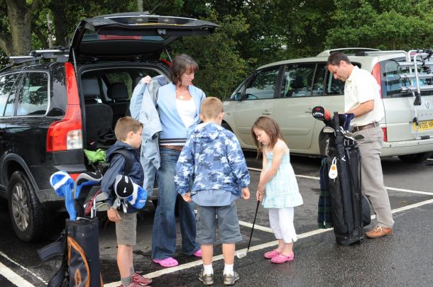 駐車した車の脇でラウンドの準備をする家族ゴルファー。英国ではちびっこゴルファーの姿をよく見かける（セントアンドルーズ・リンクス）