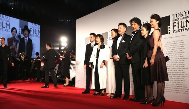 東京国際映画祭で、レッドカーペットで記念撮影に応じる日本のいちばん長い日役所広司さん（右から３人目）ら＝２２日午後５時１１分、東京都港区