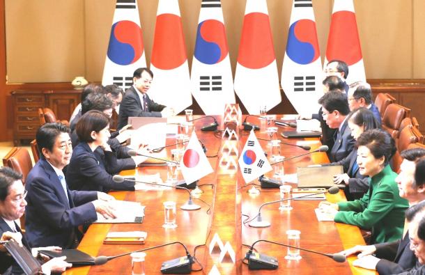韓国の朴槿恵大統領（右から３人目）と会談する安倍晋三首相（左から２人目）＝２日午前１１時５分、ソウルの青瓦台、代表撮影