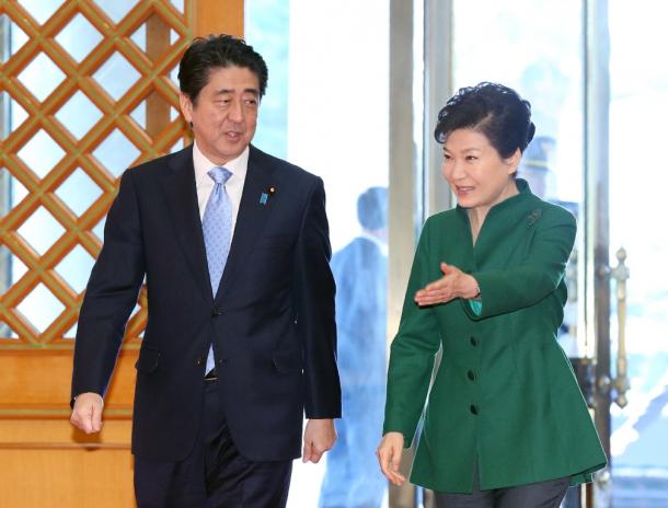 安倍晋三首相（左）を出迎える韓国の朴槿恵大統領＝２日午前９時５９分、ソウルの青瓦台、代表撮影 