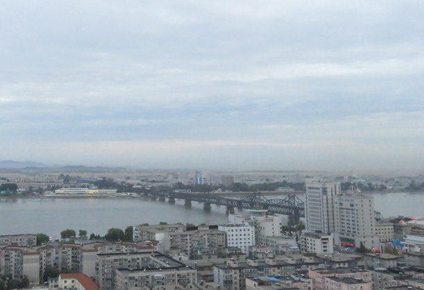 中国・遼寧省円東市の街並み。鴨緑江（中央）の対岸に見えるのは北朝鮮の新義州市＝2015年9月28日