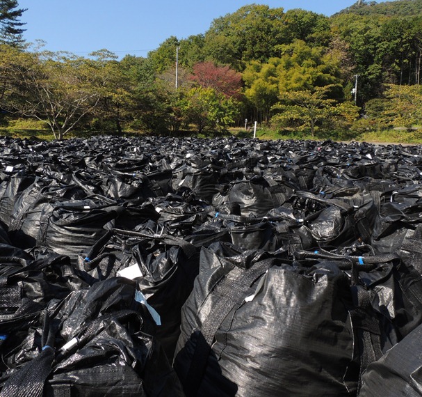 福島県飯舘村にたまる除染廃棄物＝2014年10月