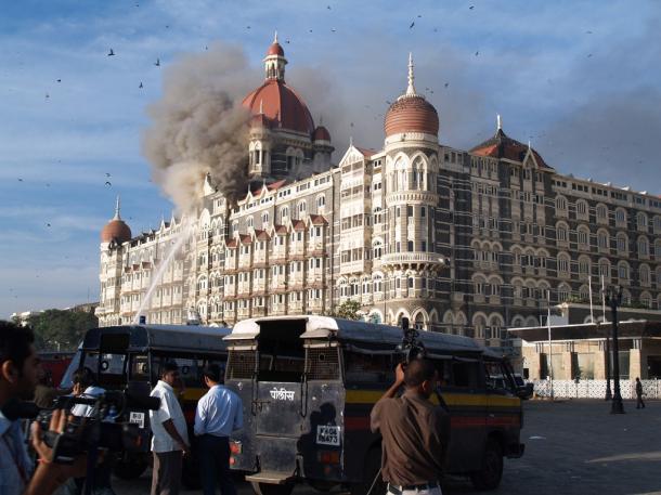 写真・図版 : インド・ムンバイの同時多発テロで燃えるタージマハルホテル＝2008年11月　