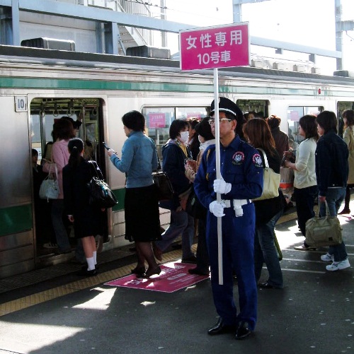 JR埼京線に設けられた女性専用車両には多くの女性が列を作った＝2012年10月、さいたま市のJR中浦和駅