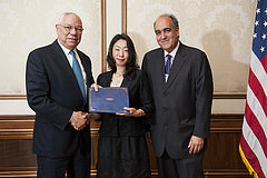 写真・図版 : 財団の代表のコリンパウエル氏
（chairman、左端）とジョージ・ダ・ラマ氏（president、右端）と筆者
