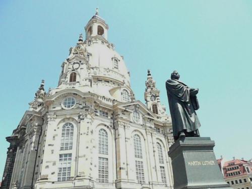写真・図版 : ドレスデン旧市街地、聖母教会の広場に立つマルティン・ルターの像