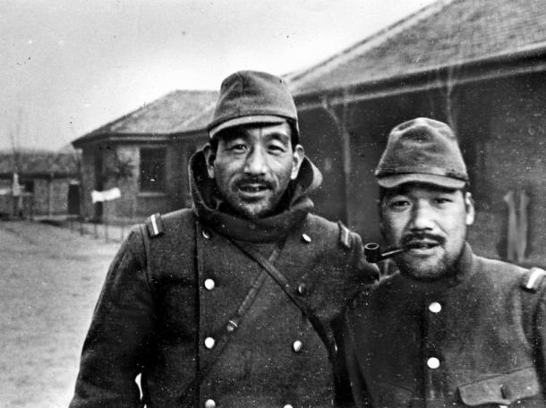 写真・図版 : 1938年1月、南京郊外で再会した小津安二郎監督（左）と山中貞雄監督