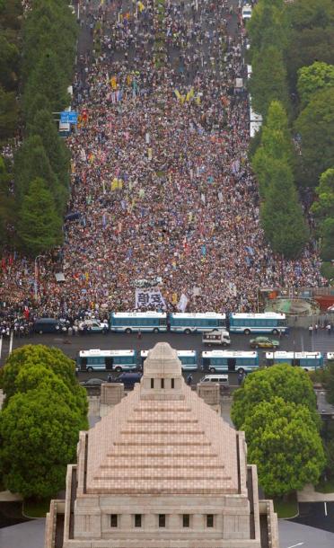 写真・図版 : 国会前で安保関連法案反対を訴える人たち＝2015年8月30日、朝日新聞社ヘリから