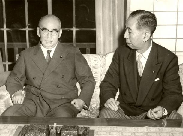 写真・図版 : 石橋湛山前首相（左）と話し合う岸信介首相（右）＝1958年11月、石橋邸