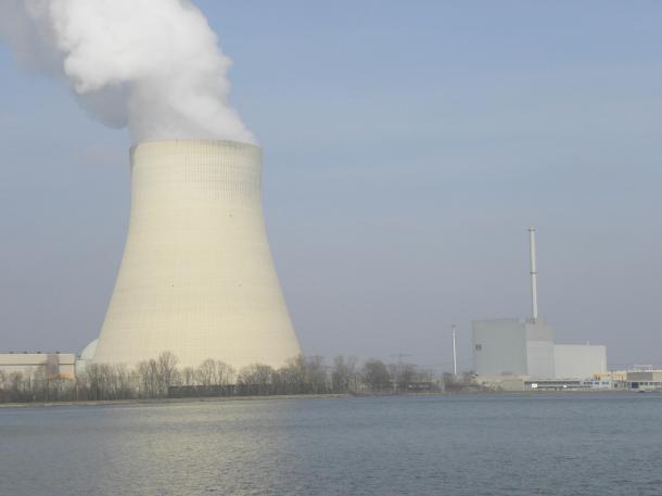 写真・図版 : ドイツでは、核廃棄物の貯蔵処分費用をめぐる議論が激しく行われている（写真はミュンヘン郊外のイザー原発、筆者撮影）