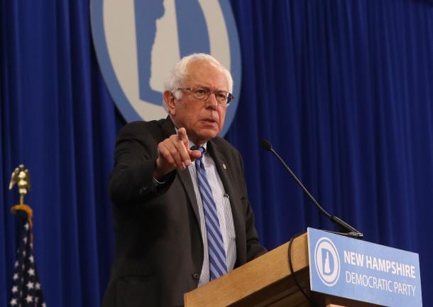 写真・図版 : 米ニューハンプシャー州民主党大会で演説するバーニー・サンダース上院議員