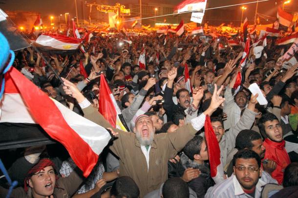 写真・図版 : アラブの春　ムバラク大統領退陣に沸く市民＝2011年2月11日、エジプト、カイロのタハリール広場