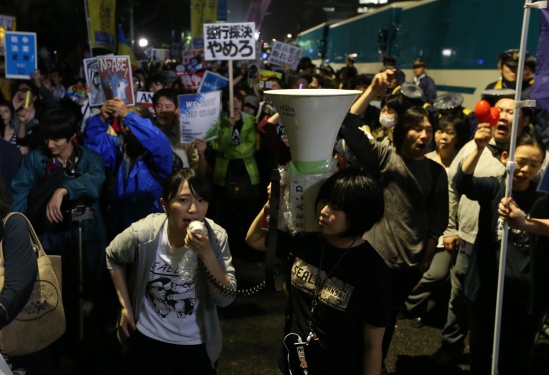 写真・図版 : 安保関連法案への国会前での抗議集会＝２０１５年９月１８日夜、関田航撮影