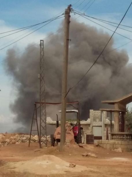写真・図版 : 空爆されたシリア北部イドリブ県カンソフラ＝2015年10月6日、住民のモハマド・サヤディさん提供