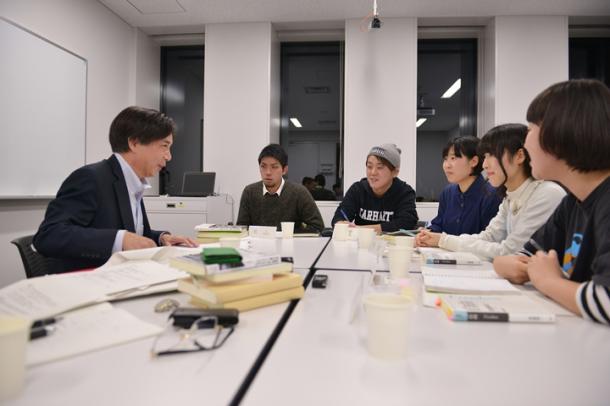 写真・図版 : 齋藤純一さん（左）と議論するＳＥＡＬＤｓメンバーら
