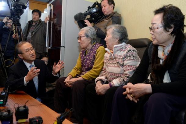 元慰安婦らに日韓合意を説明する韓国外交省の林聖男第１次官（左）＝代表撮影