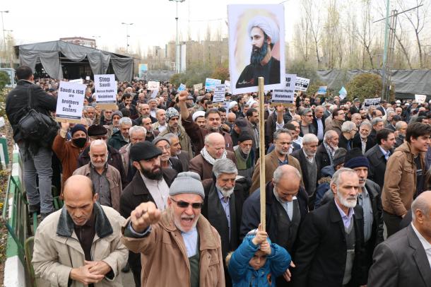 テヘランのモサラ・モスクで8日、サウジアラビアを非難するデモをする人々