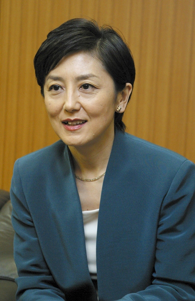 NHK「クローズアップ現代」の国谷裕子キャスター＝2004年6月、東京・渋谷