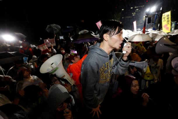 写真・図版 : 深夜まで続いた安保関連法案の抗議集会で、「強行やめろ」などと声を上げる学生団体「ＳＥＡＬＤｓ」の奥田愛基さんら＝2015年
9月１６日