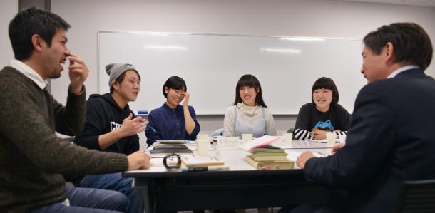 写真・図版 : 議論するSEALDsのメンバーと齋藤純一さん（右）

