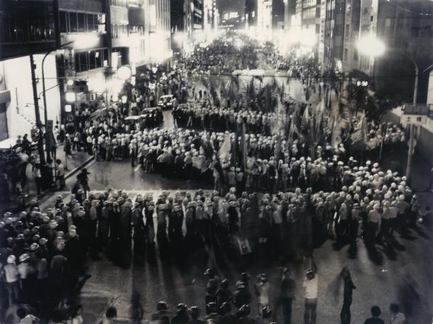 写真・図版 : 銀座通りいっぱいにジグザグ行進する全共闘のデモ＝１９７０年９月１日