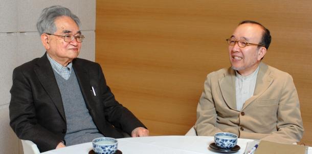 写真・図版 : 対談する鶴見俊輔さん（左）と徳永進さん＝2006年