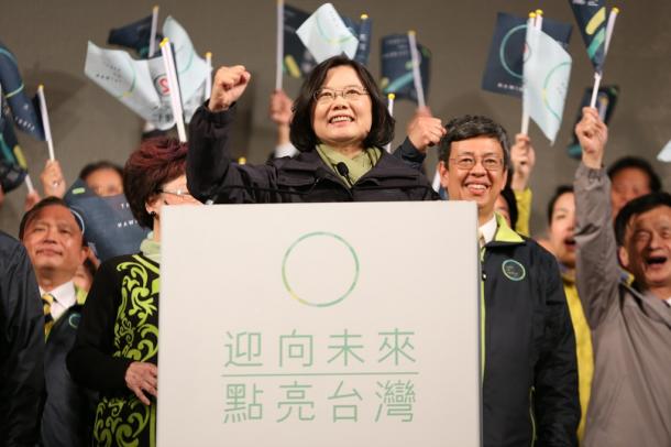写真・図版 : 台湾総統選の勝利宣言をする民進党の蔡英文主席＝2016年1月16日