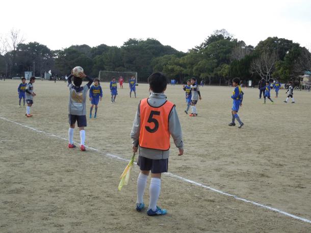 公園内のスポーツ広場で練習試合をする地元サッカークラブの中学生