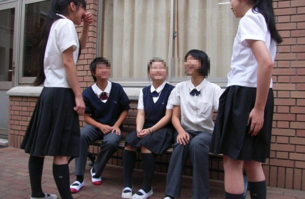 学校の中庭で談笑する女子中高生たち。この学校では、スカートかズボンか、制服を自由に選べる＝横浜市南区の横浜英和女学院で学校の中庭で談笑する女子中高生たち。この学校では、スカートかズボンか、制服を自由に選べる＝横浜市南区の横浜英和女学院で