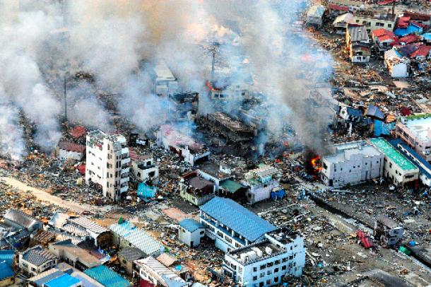 津波に襲われ、あちこちで火災が発生する岩手県山田町の市街地＝2011年3月12日