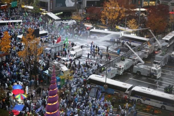 写真・図版 : 昨秋、反政府の集会参加者と警察当局が衝突した。これも韓国の一断面だが、こういう現象ばかりに注目していると韓国社会を見誤ってしまう＝2015年11月、ソウル