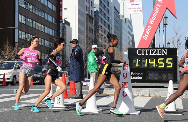 大阪国際女子マラソンの折り返しを通過する先頭集団。左から2人目が福士加代子＝2016年1月31日、大阪市、産経新聞代表撮影