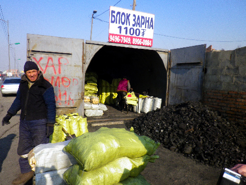 写真・図版 : モンゴルのウランバートルでは安い燃料として石炭を売る露店があちこちに並ぶ＝2016年2月2日、林望撮影 