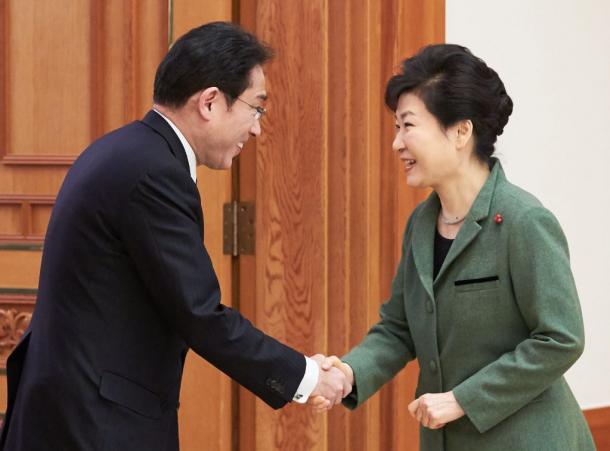 韓国・朴槿恵大統領（右）を表敬訪問し、握手する岸田文雄外相＝２８日午後４時２８分、ソウルの大統領府、代表撮影
