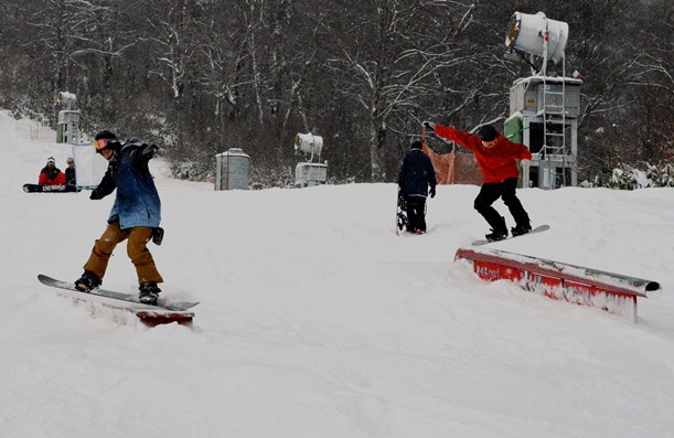 新しく積もった雪の感触を楽しみながらスノーボードを楽しむ人たち＝2015年12月17日、新潟県湯沢町のかぐらスキー場