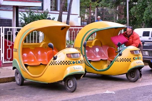 ココヤシの形をした観光客用の「ココタクシー」＝ハバナで