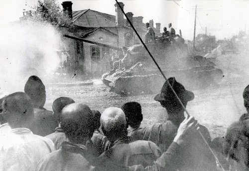 １９４５年、満州北部のハルビンに入るソ連軍戦車＝タス通信