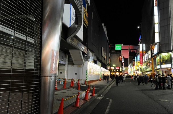 ひっそりと静まった夜の新宿。人影の多くは客引きのホストだ＝2010年1月、東京都新宿区歌舞伎町