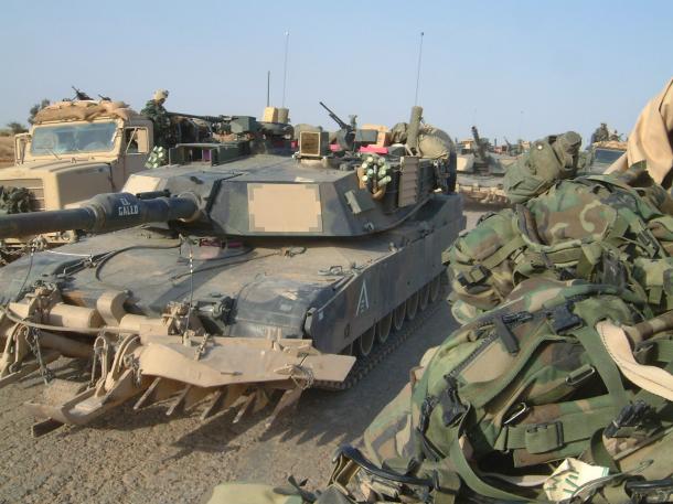 写真・図版 : 米海兵隊の戦車＝2004年4月、イラク中部