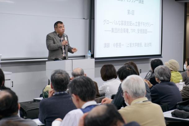 写真・図版 : 聴衆を前に講演する中野晃一教授