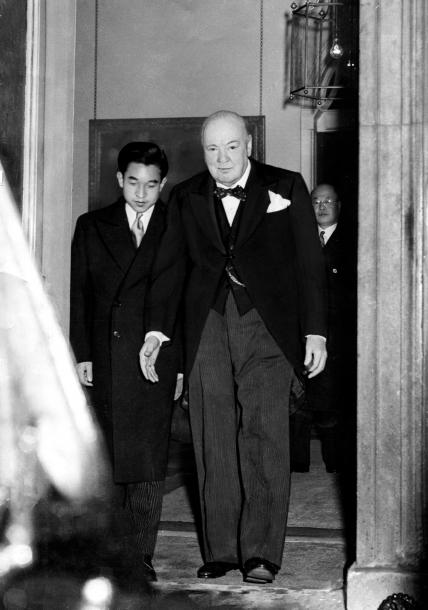 1953（昭和28）年、ダウニング街の英国首相官邸で、英女王戴冠式出席のため訪英中の皇太子さまの歓迎昼食会が終わって、玄関まで見送りに出たイギリス首相ウインストン・チャーチル