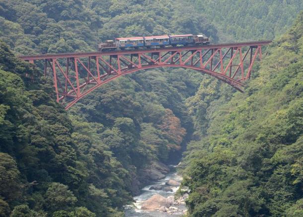 第一白川橋梁を渡る南阿蘇鉄道のトロッコ列車「ゆうすげ号」＝南阿蘇村立野2012年