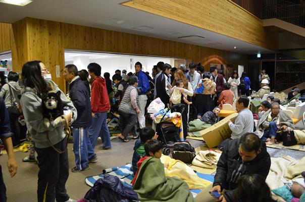 16日未明の地震のあと、避難所には多くの人が集まってきた＝2016年4月16日午前2時28分、熊本県益城町の町保健福祉センター